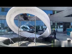 Nowoczesna rzeźba LED ze stali nierdzewnej o wysokości 3,5 metra