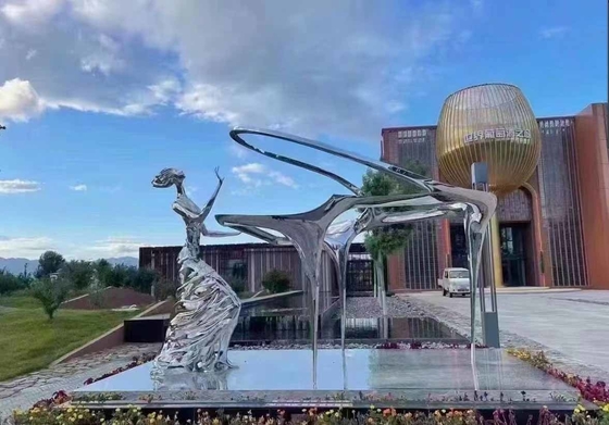 Współczesna rzeźba metalowa Grafika ze stali nierdzewnej do dekoracji parku